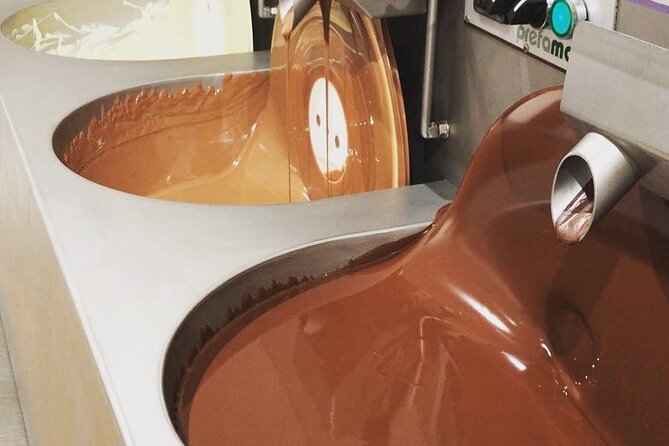 1.5h Belgian Chocolate Workshop in Brussels (bean to bar) - Tempering on the marble table