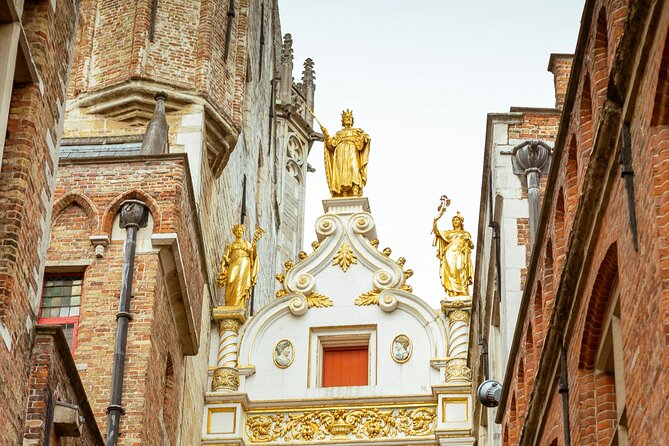 2-Hour Historical Walking Tour in Bruges with Praline Included - The Belfry, war memorials, and Gruuthuse gate