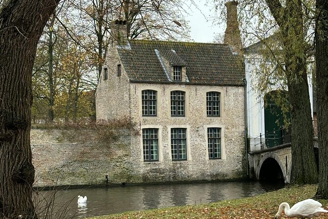 2-Hour Historical Walking Tour in Bruges with Praline Included - Saint John’s Hospital and the praline story