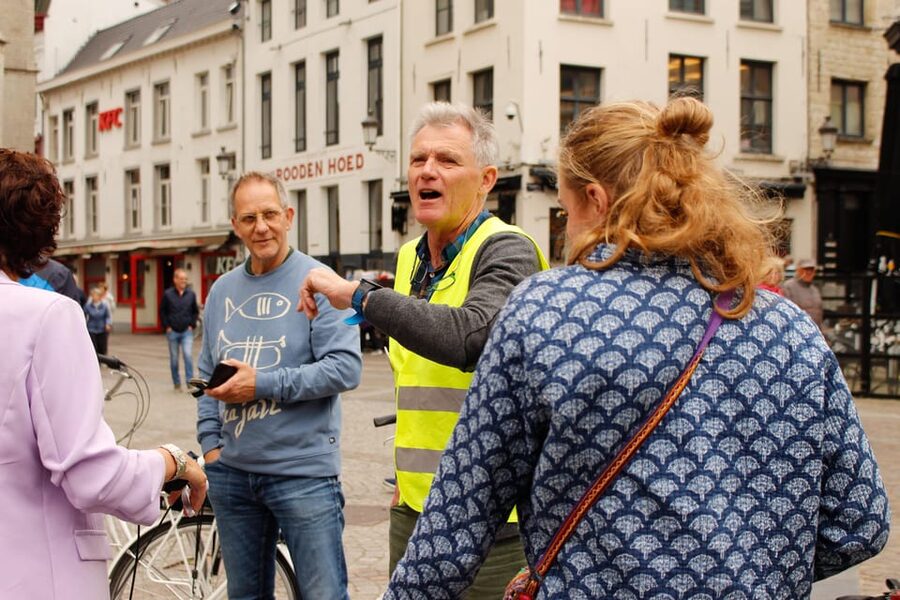 Antwerp: City Highlights Guided Bike Tour - Guides who bring the city to life