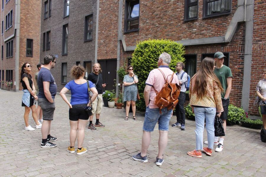 Antwerp: City Highlights Walking Tour - Guide style and group atmosphere