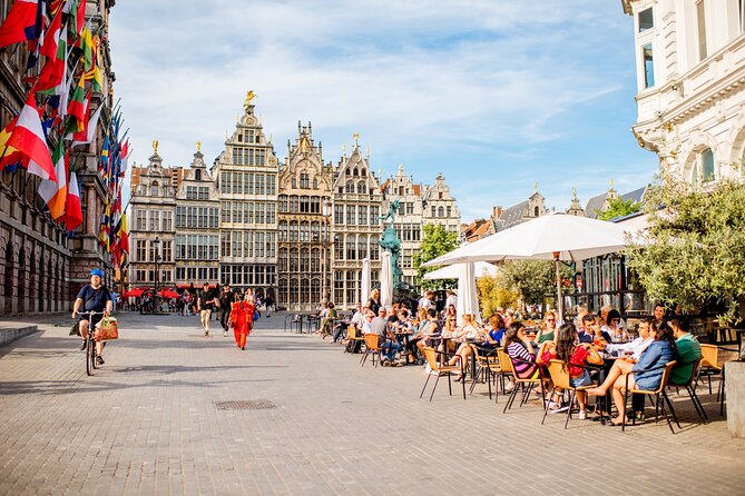 Antwerp: City Walk with Audio Guide in 7 Languages on your Phone - What the phone format does well