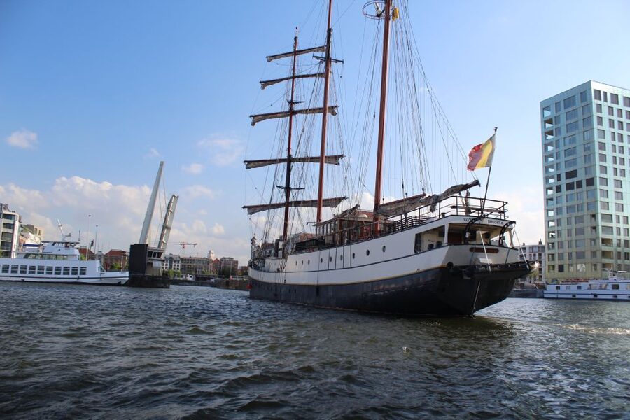 Antwerp: Private Old Harbour Boat Tour Incl. Drinks & Snacks - Kempisch Dock and Asiadok