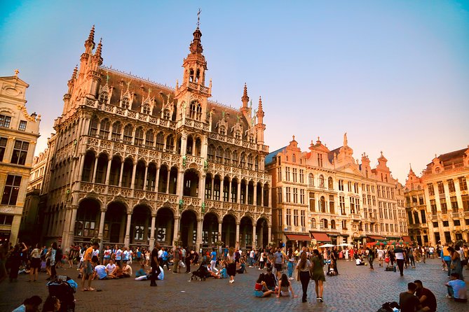 Architecture Tour of Brussels - Jacques Brel and the road toward Sablon