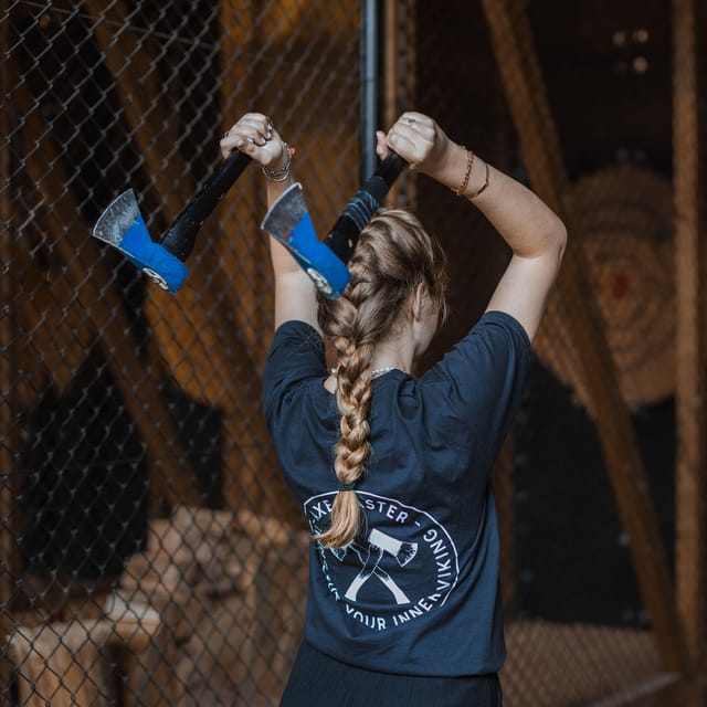 AXE THROWING EXPERIENCE IN ANTWERP - Private lanes make the hour more personal
