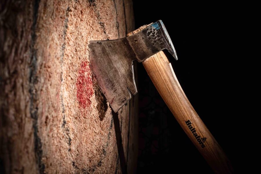 AXE THROWING EXPERIENCE IN ANTWERP - A social setting with local drinks afterward