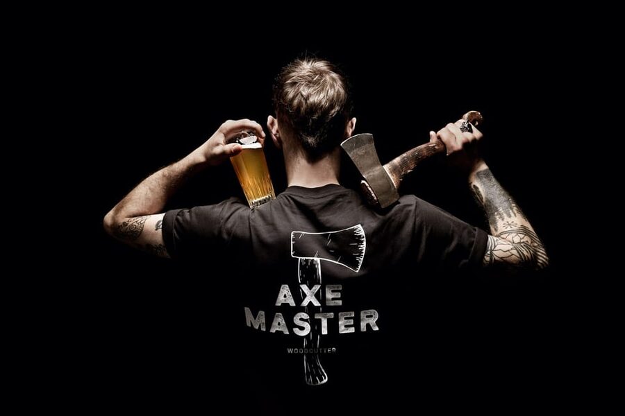 AXE THROWING EXPERIENCE IN ANTWERP - Warm-up games turn practice into competition