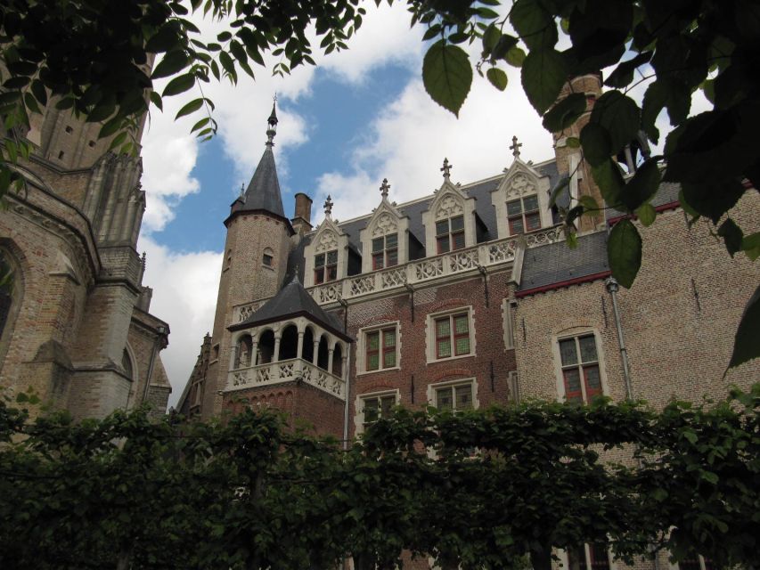 Bruges: 2.5-Hr Walking Tour from train station to Markt - Lake of Love and the Beguinage