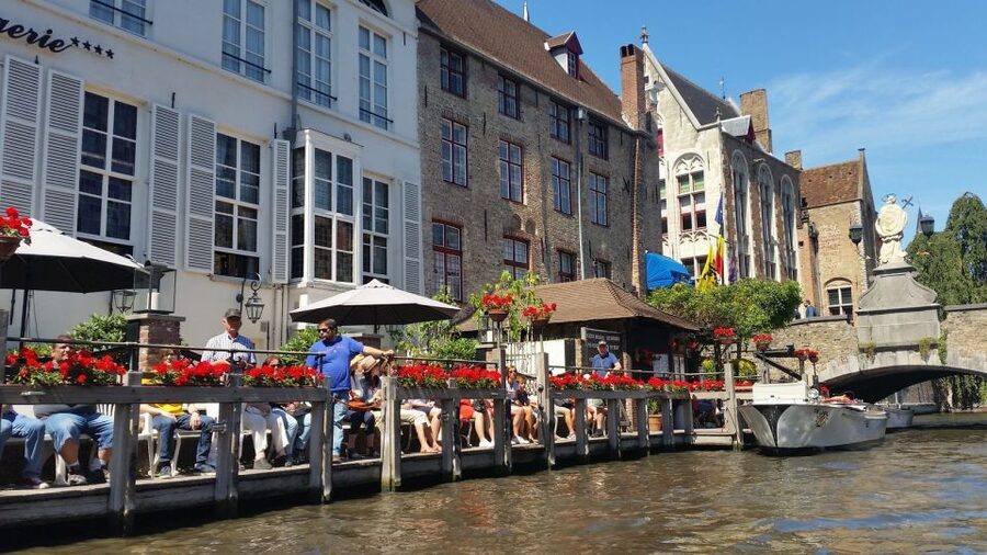 Bruges: 2.5-Hr Walking Tour from train station to Markt - Gruuthuse and the Dijver museums
