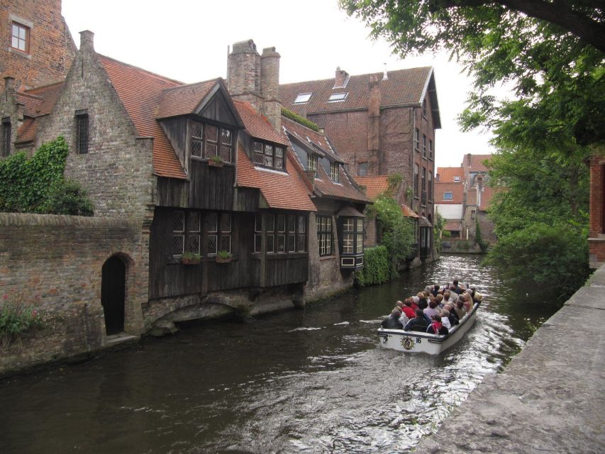 Bruges: 2.5-Hr Walking Tour from train station to Markt - Burgplein, the Town Hall, and the road to Markt