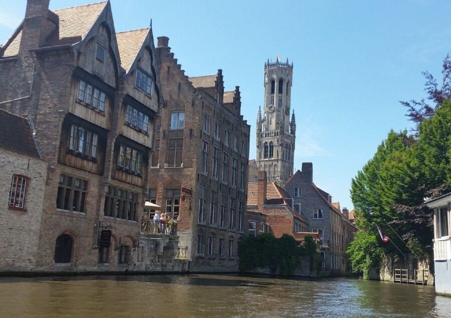 Bruges: 2.5-Hr Walking Tour from train station to Markt - What the private format is worth