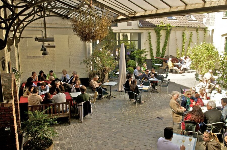 Bruges: 3-Hour Beer and Chocolate Tasting Private Tour - Pickup, timing, and language choices