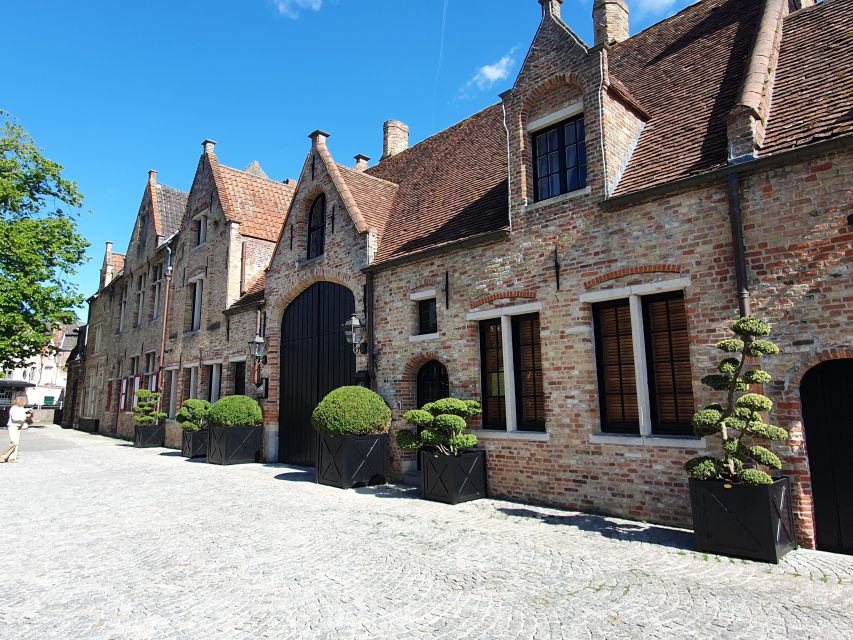 Bruges by bike with family and friends! - Chocolate, murals, and the modern city