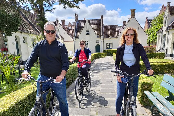 Bruges by bike with friends and family! - Why cycling works better than walking here