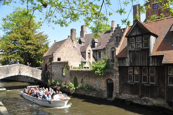 Bruges by bike with friends and family! - The quiet courtyard of the Princely Beguinage
