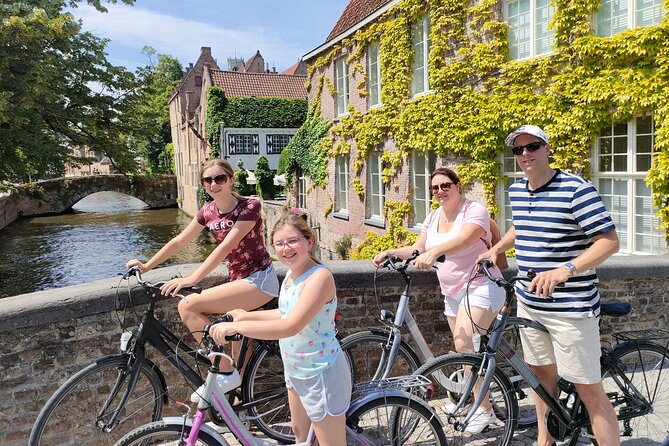 Bruges by bike with friends and family! - Minnewater Lake and the canals that shaped Bruges