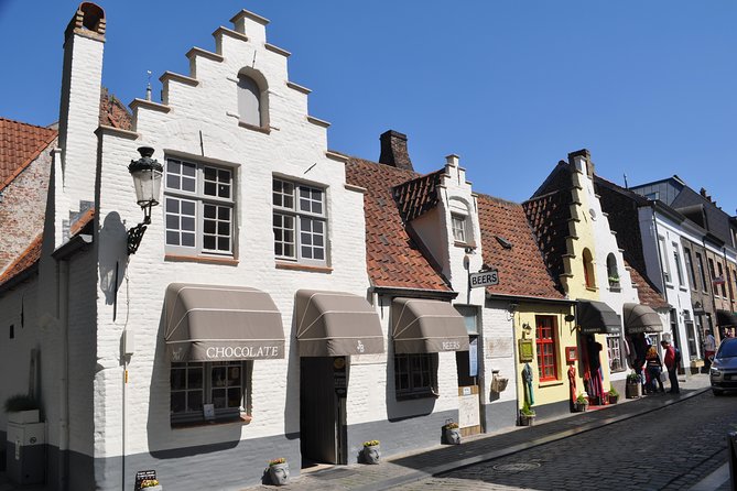 Bruges by bike with friends and family! - Kruispoort, emperors, and a preserved city gate