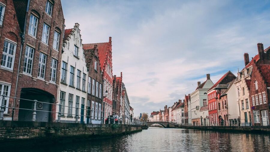 Bruges: Express Walk with a Local in 60 minutes - Local food and bar advice is a useful bonus