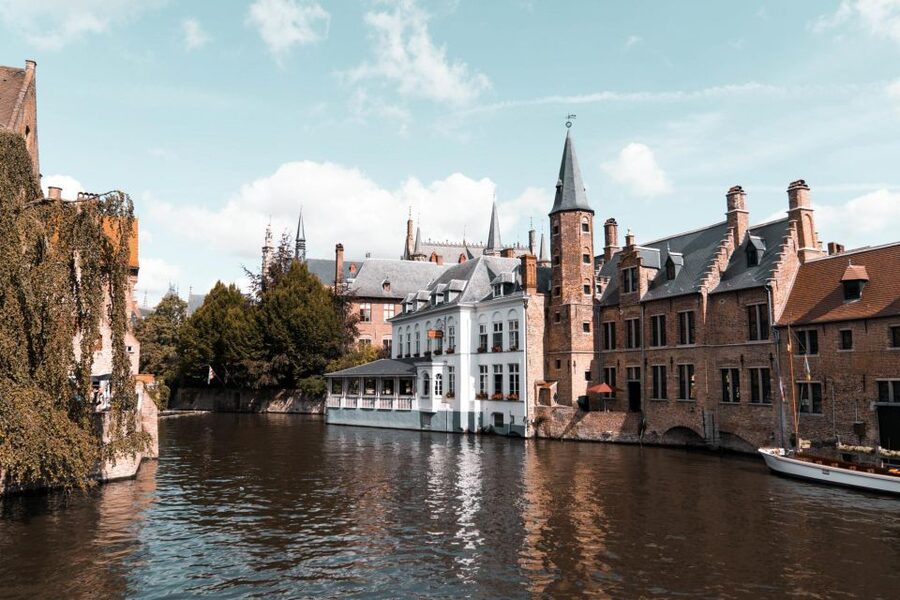 Bruges: Express Walk with a Local in 60 minutes - What the 60 to 90 minutes can realistically cover