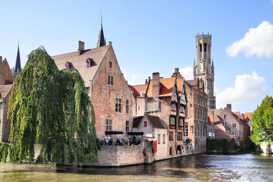 Bruges: Express Walk with a Local in 60 minutes - Prepare for cobbled streets and changeable weather
