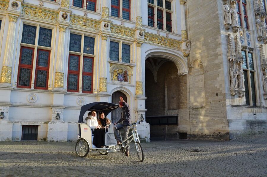 Bruges: Guided Rickshaw Tour - Photo stops and a closer look at Bruges