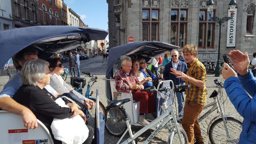 Bruges: Guided Rickshaw Tour - The private format and the guides
