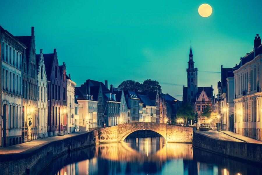 Bruges: Guided Walking Tour - Huidenvettersplein and the Burg