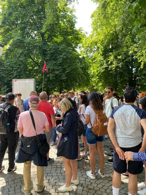 Bruges Guided Walking Tour: Stories, Mysteries and People - De Halve Maan and what the finish means
