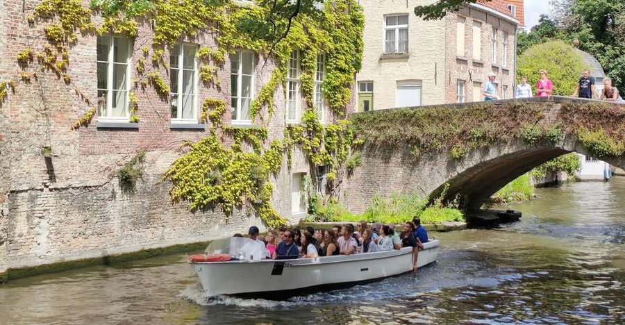 Bruges: Small Group Boat Cruise and Guided Walking Tour - Why this Bruges tour works as an introduction