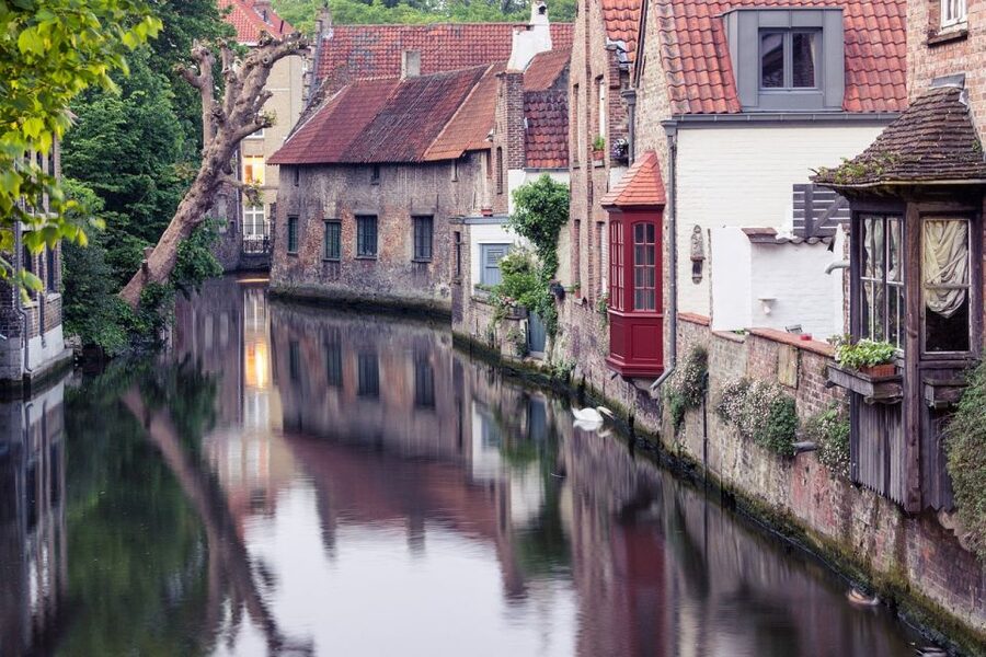 Bruges: Walking Tour, Canal Boat Trip w/Beer Tasting Option - The 30-minute boat trip
