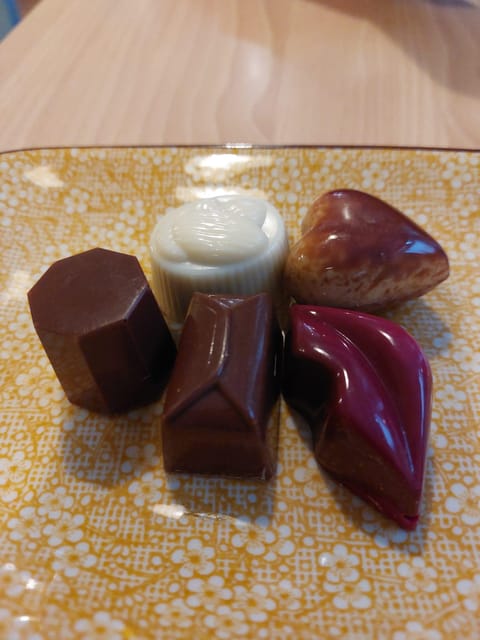 Bruges: Walking Tour with Hot Chocolate & Chocolate Tasting - Markt and the Belfry: Bruges in one glance