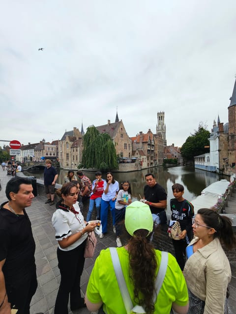 Bruges: Walking Tour with Hot Chocolate & Chocolate Tasting - Gruuthusemuseum, Dijver, and the artistic side of town