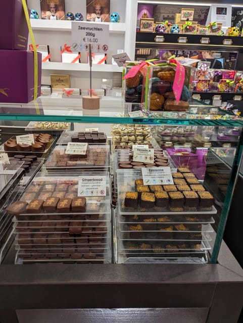 Bruges: Walking Tour with Hot Chocolate & Chocolate Tasting - Rozenhoedkaai: the photo stop