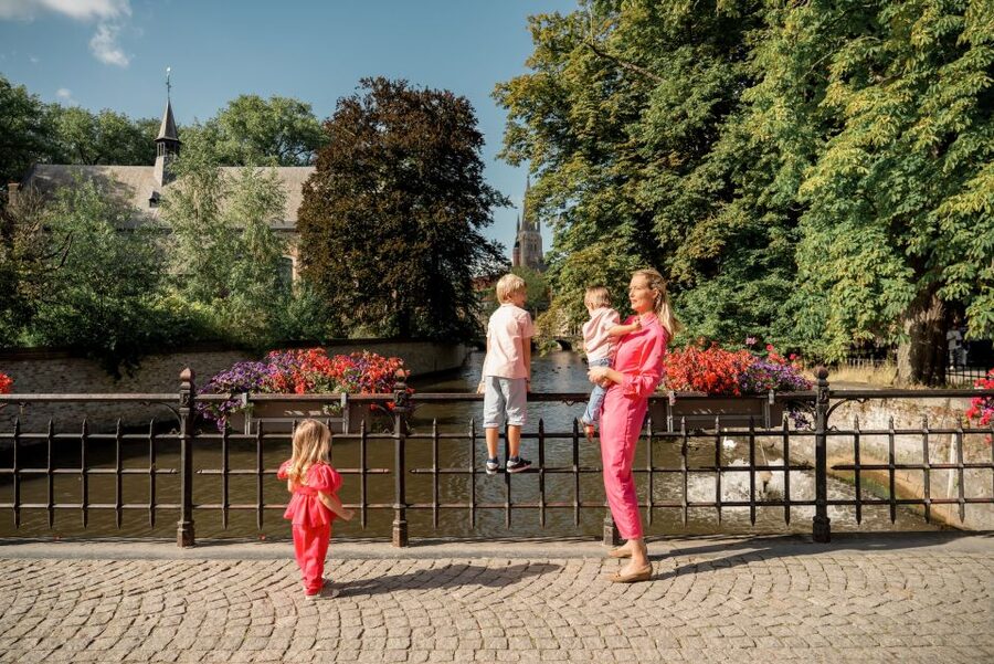 Bruges : Your private 30min. photoshoot in the medieval city - Walking Bruges while the camera works