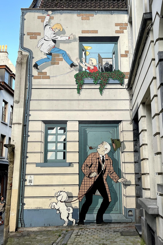 Brussels: 2 hours Private Walking Tour of the Comics Walls - Guides who make the art more personal