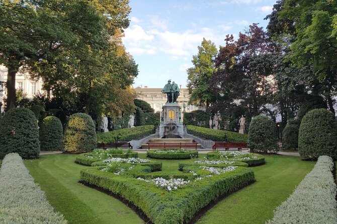 Brussels 2-Hours Walking Tour: Must-See Highlights in the Center - The Sablon church and guild gardens