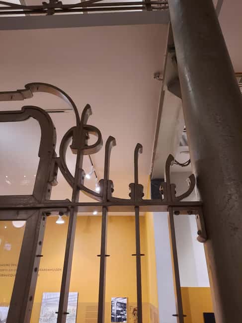 Brussels: Art Nouveau Walking Tour with a Local Guide - The move between districts