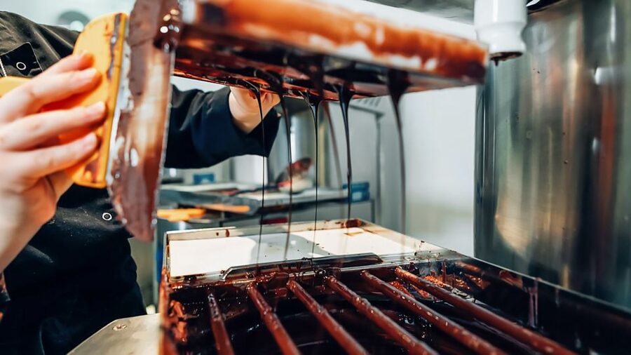 Brussels: Belgian Chocolate Making Workshop with Tastings - Making your personalized chocolate bar