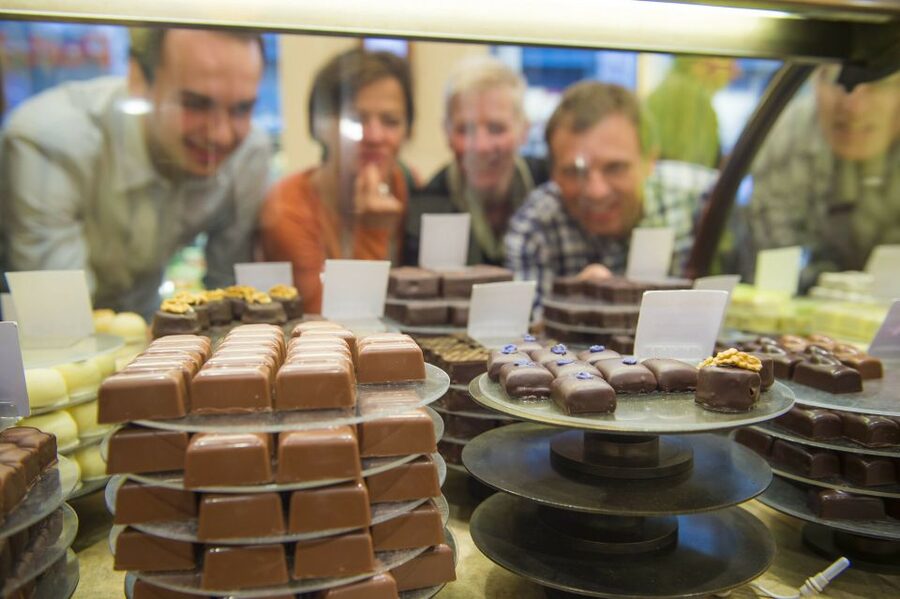 Brussels: Belgian Chocolate Tasting Tour - Four shops and a small tasting