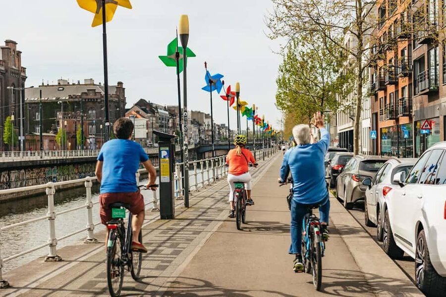 Brussels: City Highlights and Hidden Gems Bike Tour - The café stop and the human side of the ride