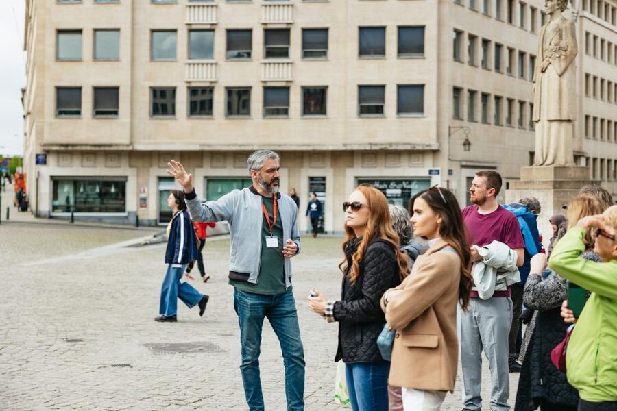 Brussels: City Highlights Walking and Tasting Tour - Manneken Pis and the story behind the statue