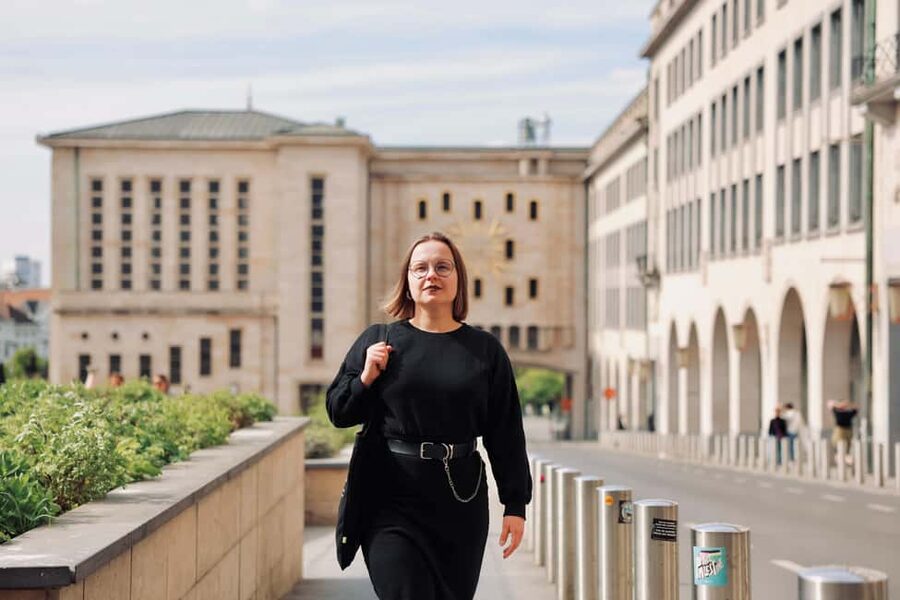 Brussels City Photoshoot With a Professional Photographer - Posing help makes the hour easier