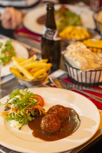 Brussels Food Tour: Main Dish, Beer, Waffle & Chocolate - Walking through the Marolles