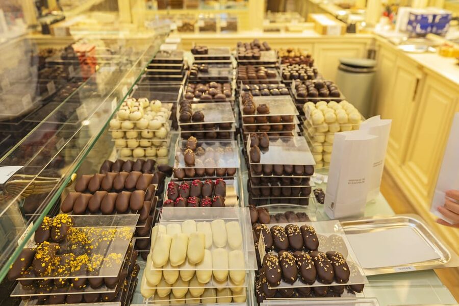 Brussels Food Tour: Main Dish, Beer, Waffle & Chocolate - Rue de lEtuve, waffles and the sweet finish