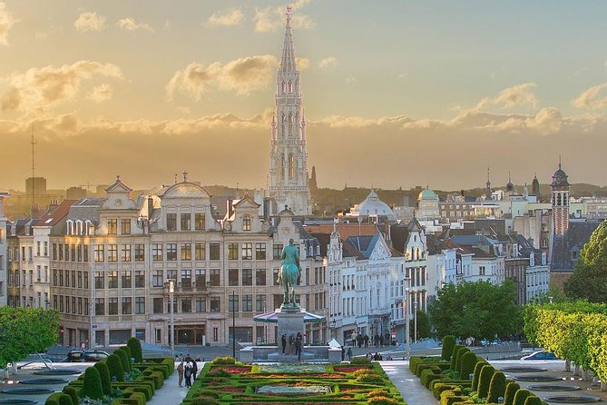 Brussels: Historical Walking Tour with Chocolate & Waffle Tasting - A short pause for Belgium’s chosen GOAT