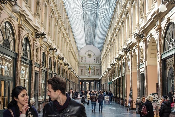 Brussels: Historical Walking Tour with Chocolate & Waffle Tasting - Parc de Bruxelles and Belgian humor