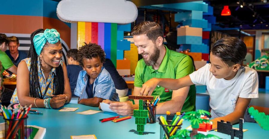 Brussels: LEGO® Discovery Centre Admission Ticket - Master Model Builder workshops for creative help