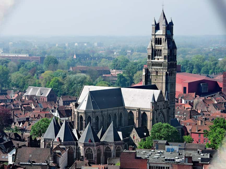Brussels: Private & Customizable Day Trip to Bruges - Walplein and the narrow lanes