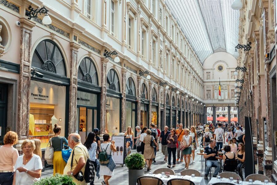 Brussels: Private Food Tour – 10 Tastings with Locals - Belgian fries, from the first bite to the debate