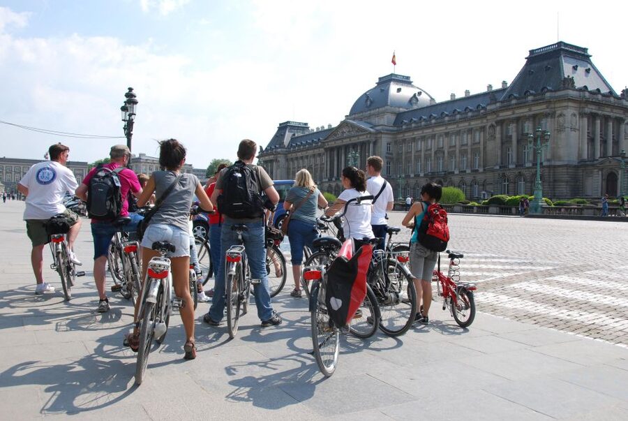 Brussels: Sightseeing Bike Tour - The halfway frites stop